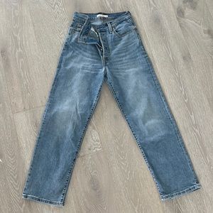 Women’s Levi jeans size W27 perfect condition!